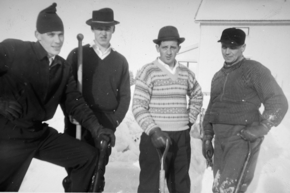 Bergsjøen, Stange Almenning, dugnadsgjeng, snømåkere. F.v Jørn Mostue, Kåre Østli, Leif Brodal, Sverre Simensen.