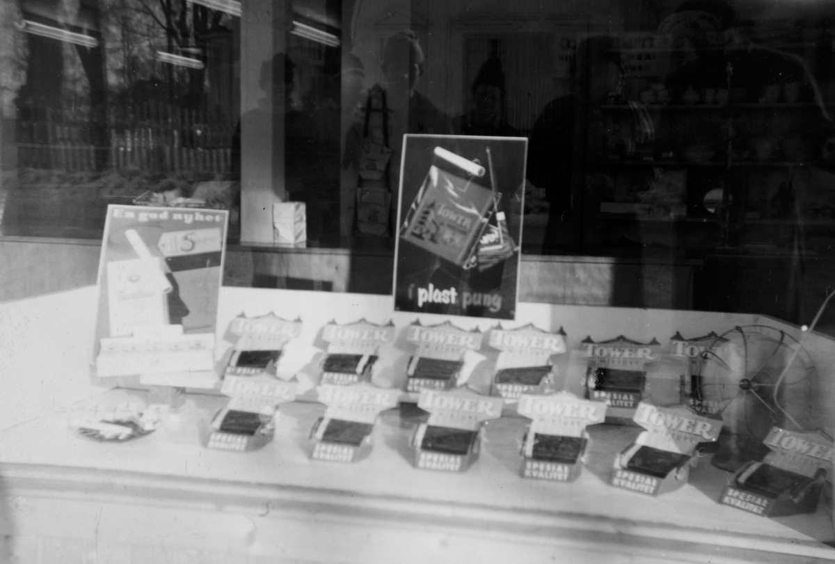 Stange, butikkvindu, utstilling, tobakk, reklame, Stange Samvirkelag (?)