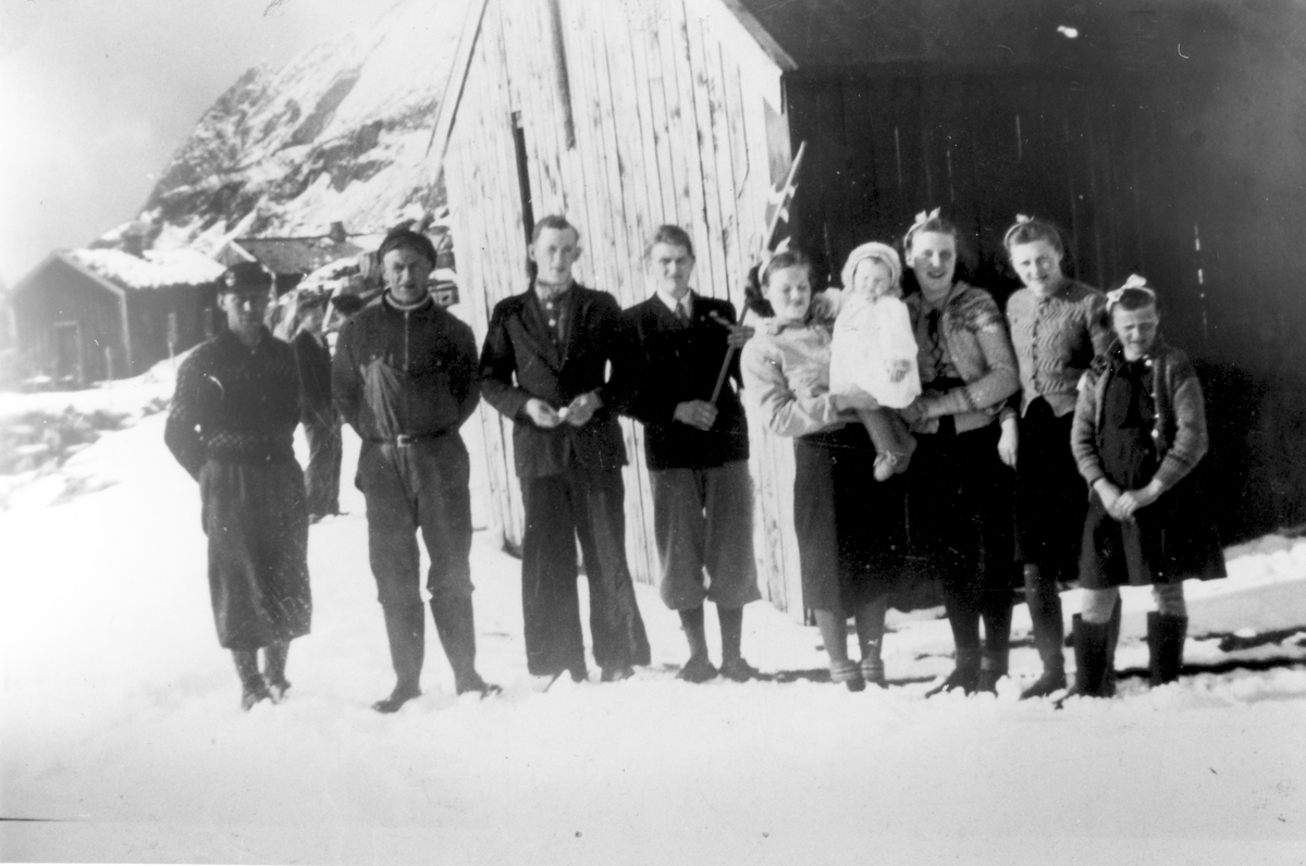 Foran tørkesjå på Bøvær i 1940.