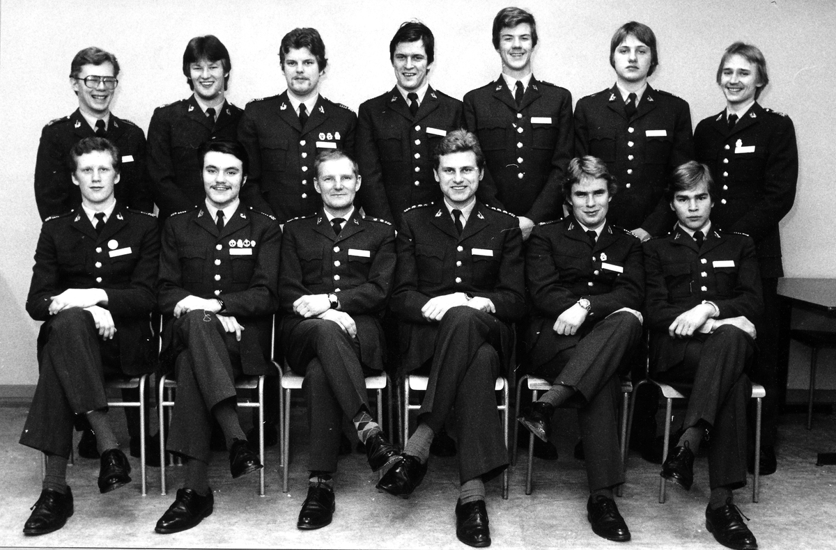 Chefen P 10/Fo 43, överste1. Nils Stenqvist, förrättar examen med GS 2 1979-01-26

OBS! två bilder
Bild 1
Regementschefen tar emot GS 2 på underbefälsmässen, mitt i bild syns stf skolchef fj Harry Söderberg.

Bild 2
Rad 1 från vänster; Bengt Ågren (senare Tiberg), Falun, Lars-Ove Burlin, Stockholm, stf skolch fj Harry Söderberg, skolch kn Malcolm Lilliehöök, Anders Danielsson, Västerås och Jonas Svensson, Stockholm.

Rad 2 från vänster; Gunnar Sundin, Skyttorp, Michael Andersson, Kungsör, Leif Marklund, Stockholm, Rolf Nordlund, Torshälla, Håkan Sundell, Falun, Stefan Sultan, Köping och Anders Brännman, Flen.