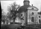 Flicka framför Kung-Karls kyrka, Kungsör.