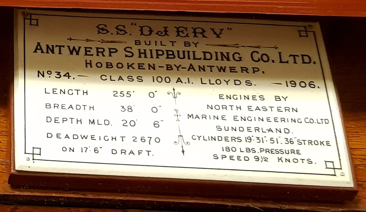 En halvmodell av et dampskipet "Djerv" i en glassmonter til oppheng på vegg. På bakveggen i monter er det en speilvegg.