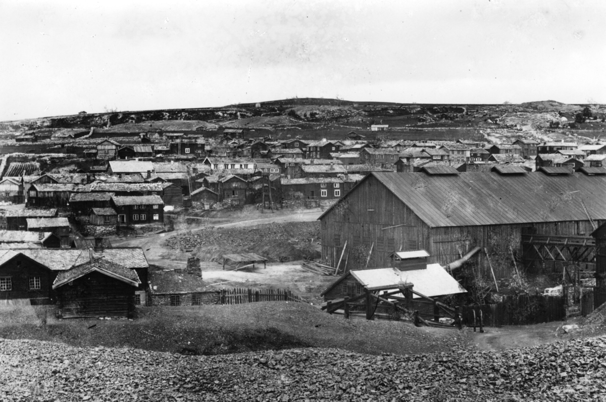 Oversikt Røros bergstad. Kurantgården, Mørkstugata, Malmplassen og Smeltehytta sett fra Slagghaugen, Røros. Bebyggelsen på Nord-Haugan i bakgrunnen