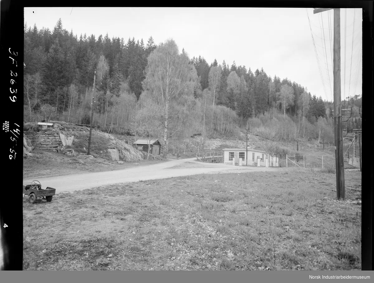 Området rundt Lienfoss kraftstasjon - vestside. Liten åpen bil parkert.