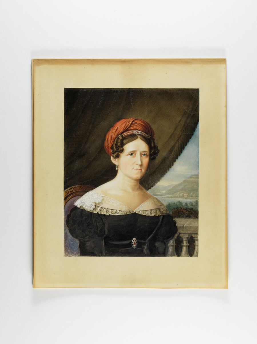 Grevinne Karen Wedel Jarlsberg. Brystbilde, sittende 1/4 høyre profil iført sort krinoline med puffermer øverst og trange underermer. Blondekrave. Rød turban. sitter i stol med oval rygg og fiolett trekk, brunt skråtthengende teppe som bakgrunn. Landskap bakenfor.