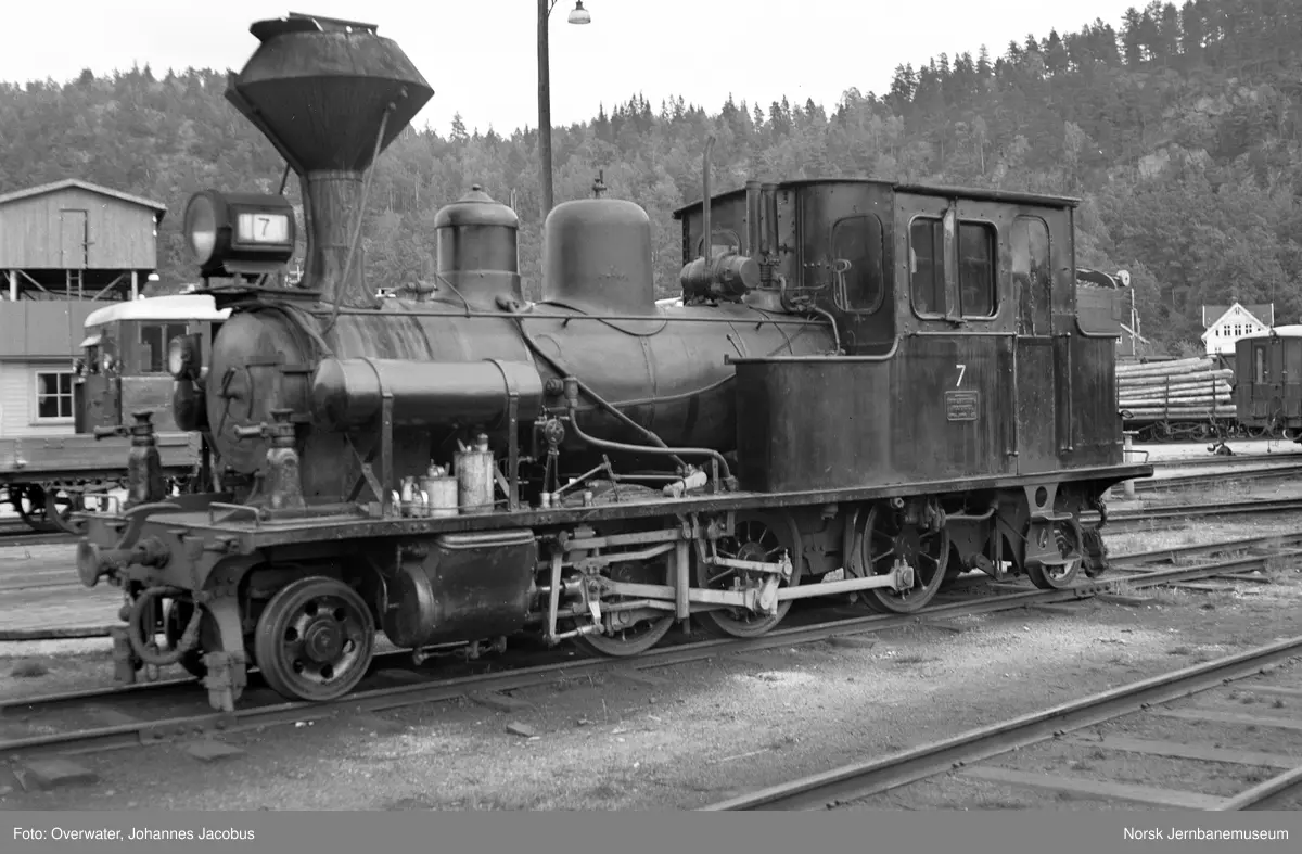 Setesdalsbanens damplokomotiv type XXI nr. 7 utenfor verkstedet på Grovane stasjon