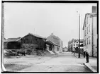 Trevånings bostadshus.
Klostergatan mot söder, från Fredsgatan.
Reproduktion (1934) efter en bild från ca 1900.