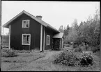 Envånings stuga med inredd vind och förstebro.
Huset där Sam Lindskog är född, den 10 mars 1872.