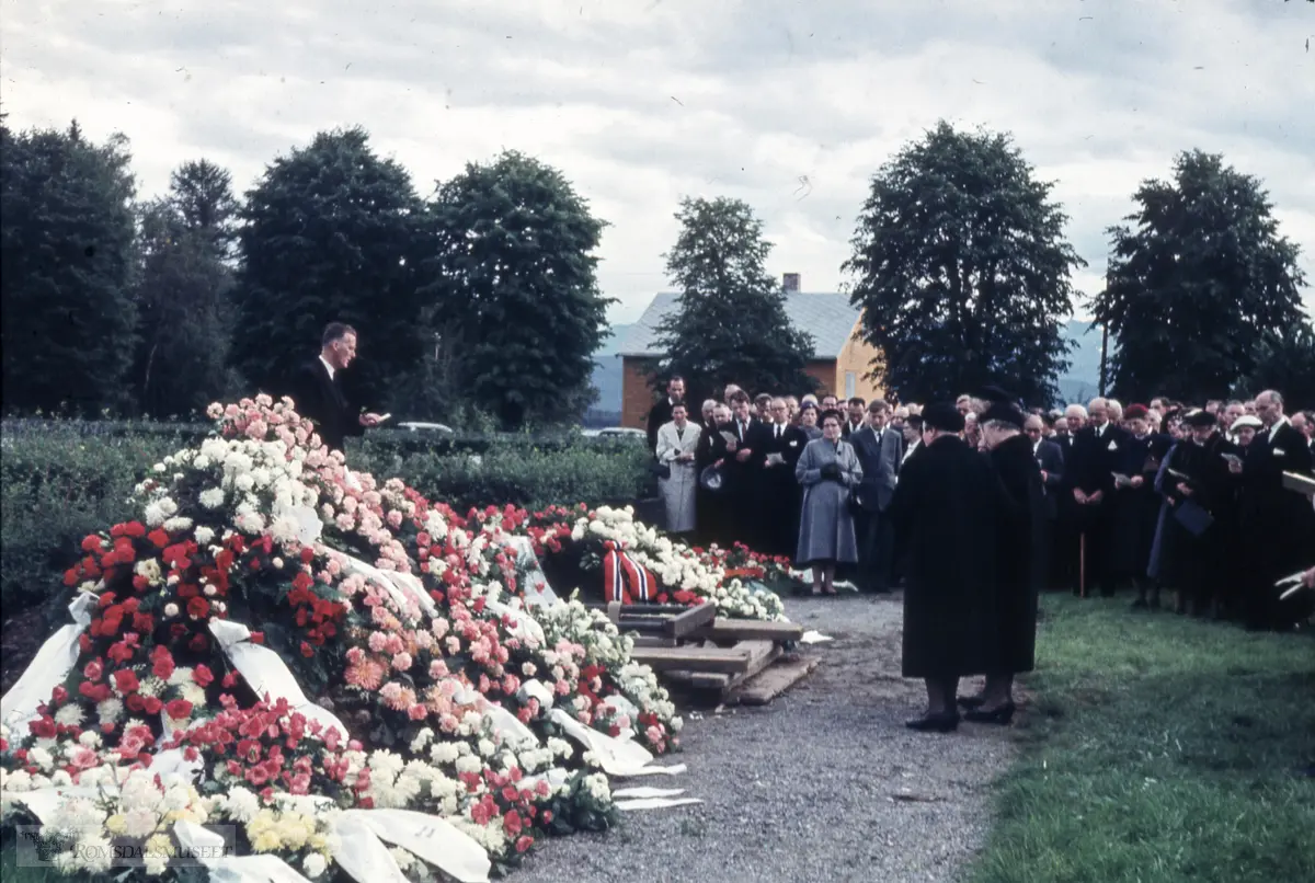 Fra begravelsen til Olav Oksvik f.07.05.1887 d.16.09.1958..«Film motatt i retur 25.10.1958. Fru Dahl»