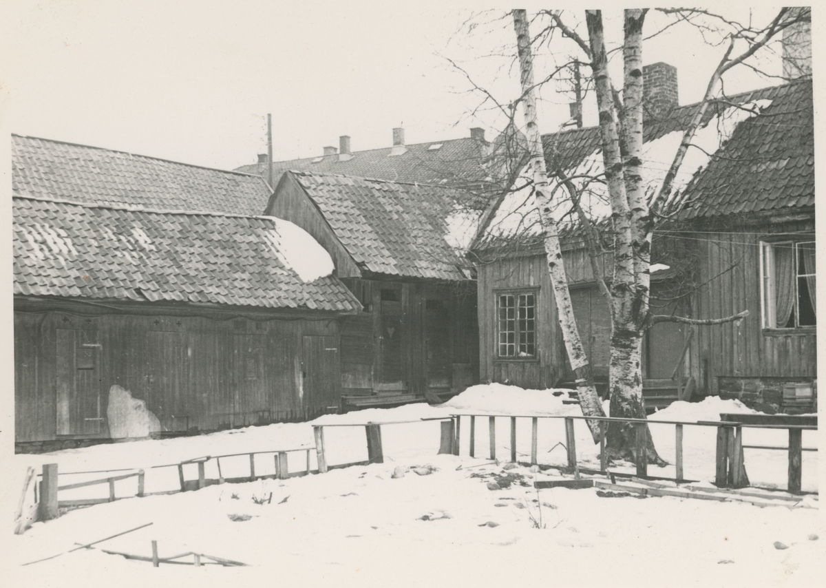 Tre bilder på samme kort. Like motiv.
Mars 1960
Kommentar:	Fotograf har stått litt forskjellige steder.
Historikk: Revet til fordel for Moss bygg og utvidelse av Prinsens gate opp til Skoggata.
Detaljer:	Dronningens gate 9, Ullsteensgården.

Bilde 2 & 3:
Detaljer:	Samme som bilde 1