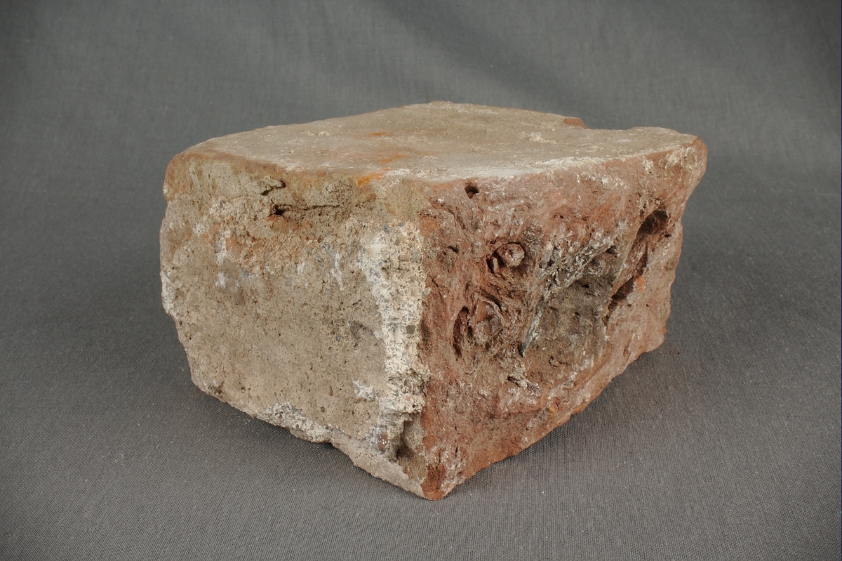 Murtegel med vidsittande puts.