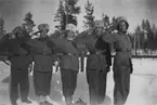 Porträtt av fem uniformerade luftbevakare som gör honnör, 1942. Från vänster; okänd, okänd, Birgit Johansson, Karin Nordberg och Sally Svensson. Luftbevakarna tillhörde 91:a ls-kompaniet vid luftbevakningsstationen i Tellejåkk, Kåbdalis under beredskapsåren.