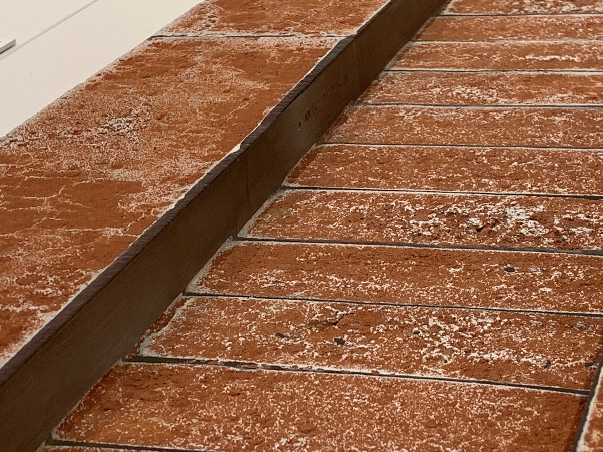 "Pool". Rektangulär brun större skulptur i form av en pool. Delarna har gjutits och sedan fusats ihop, och vid någon tidpunkt i processen har delarna pulverfärgats.