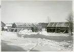 Ramnäs sn, Surahammar.
Uppmontering av stall med portlider från Nordanö på Vallby friluftsmuseum i Västerås, 1929.