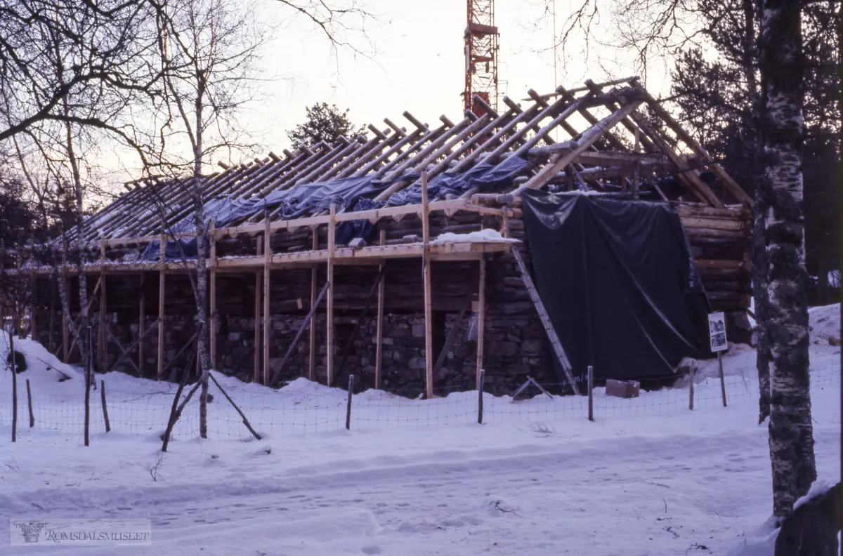 Gjenreising av Hammervoll-løa på Romsdalsmuseet.