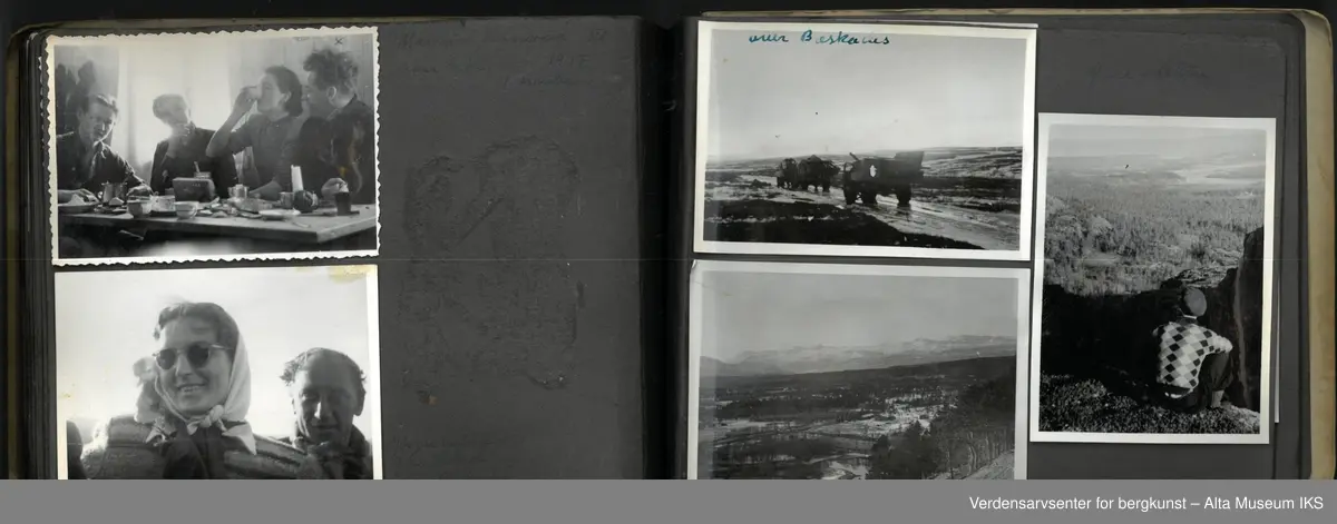 Fotoalbum med små bilder i størrelse 8,6 cm (lengde) x 6 cm (høyde). Det er ca 4 bilder per side, bildene er limt fast, noen har løsnet helt, andre er i ferd med å løsne. Noen bilder er en smule bøyd, andre er i god stand. Albumet i seg selv er relativt slitt, men i god stand.