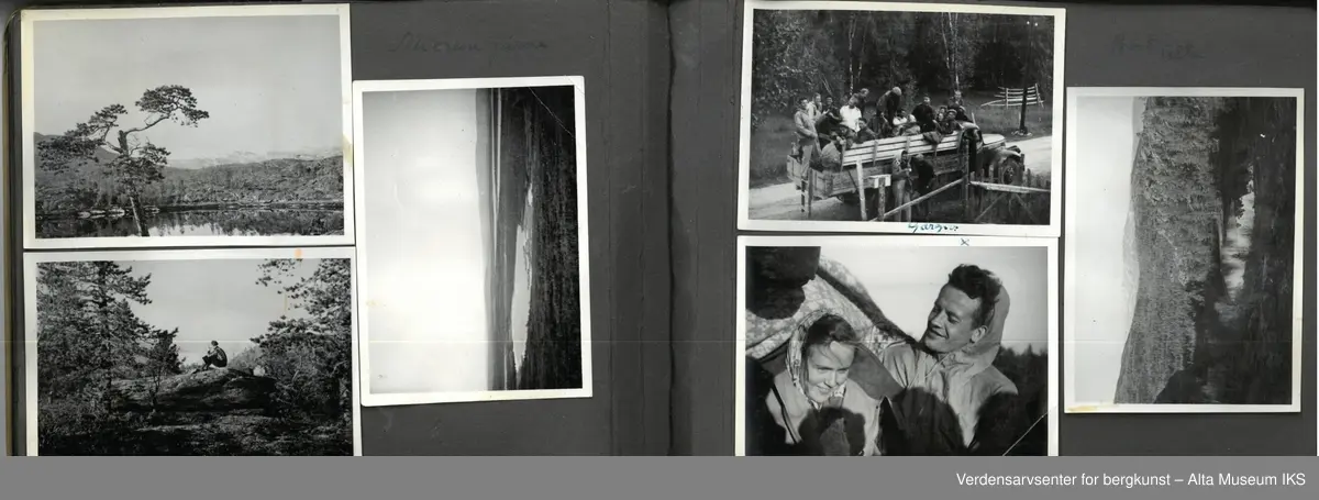 Fotoalbum med små bilder i størrelse 8,6 cm (lengde) x 6 cm (høyde). Det er ca 4 bilder per side, bildene er limt fast, noen har løsnet helt, andre er i ferd med å løsne. Noen bilder er en smule bøyd, andre er i god stand. Albumet i seg selv er relativt slitt, men i god stand.