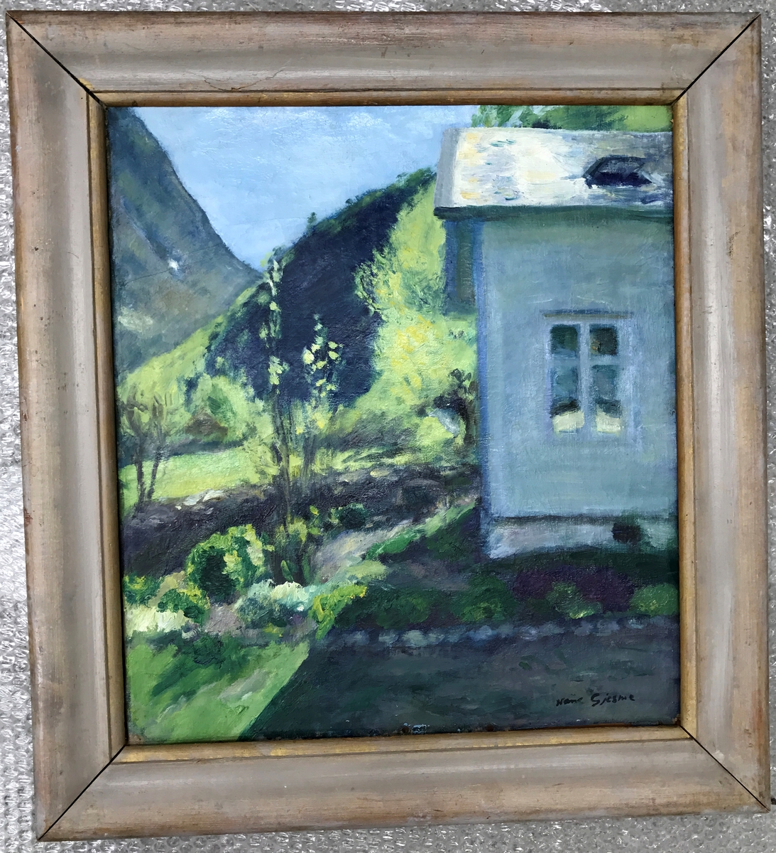 Utsyn frå Gjesme sitt tun med huset hans til høgre og munningen til Tynjadalen i bakgrunnen. Det nordvende ateliervindauget Gjesme fekk sett inn i taket står ope.