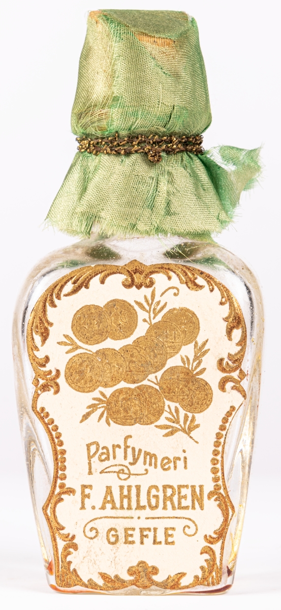 Etui med tre parfymflaskor.
På locket text i guld:
"Parfymeriet 
F. Ahlgren
Gefle"