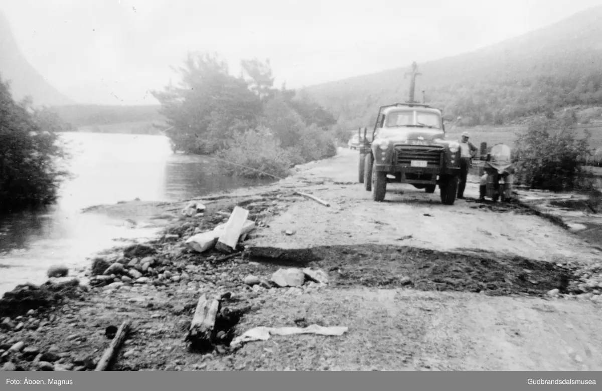 Vegbrot etter flaumen i 1958. Skjåk Almenning sin tømmerbil ved nigard Flækøy