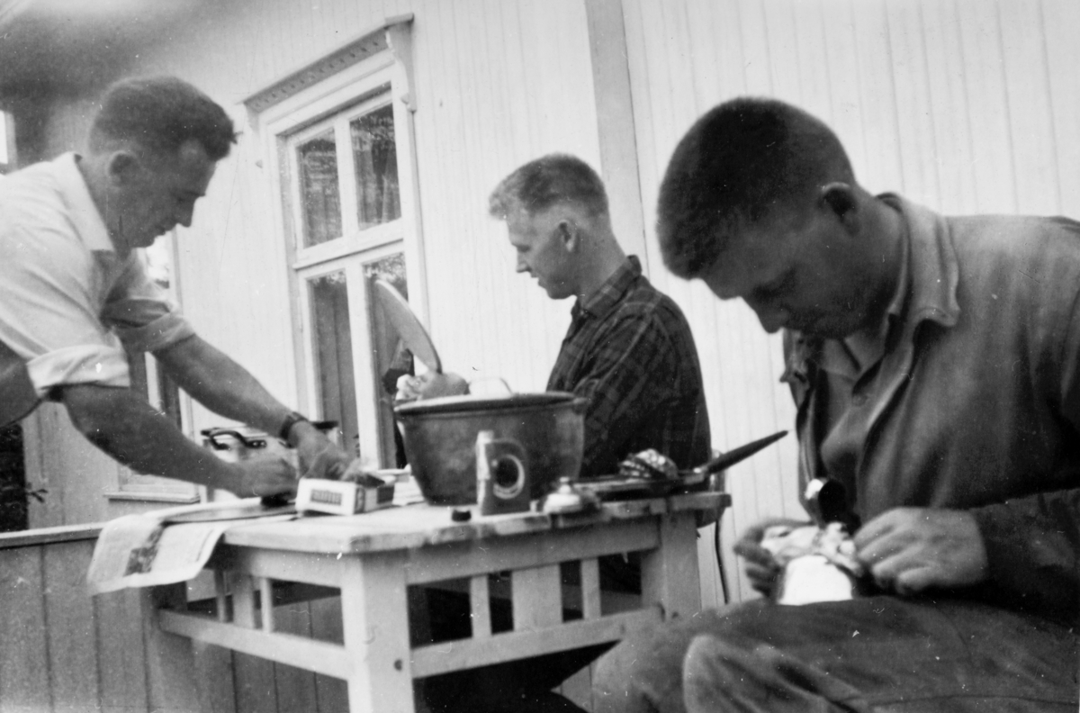 Barnedåp, forberedelse, dugnad, pussing av kobber, Leif Ramseth, Kåre Holmen, Jørn Mostue.