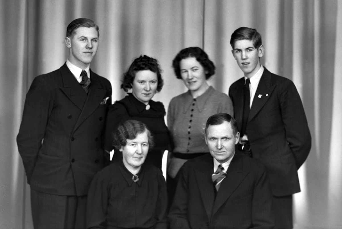 ANDREASSEN FAMILIEN, OLE BULLSGT. 11, GR. 6, FAM. Foran fra venstre: Kristine Andreassen og Jens Marenius Andreassen (F. 22/12-1890 D. 02/02-1964)
Bak fra venstre deres barn: Reidar Andreassen F. 09/11-1917 D. 07/03-2007), Ester Valle (F.30/01-1907 D. 28/06-1984), Borgny Evensen (F. 07/10-1911 D. 09/11-1998) og John Christoffer Andreassen (F. 19/10-1922 D. 24/09-2000)
Bildet er tatt på Jens sin 50-års dag.