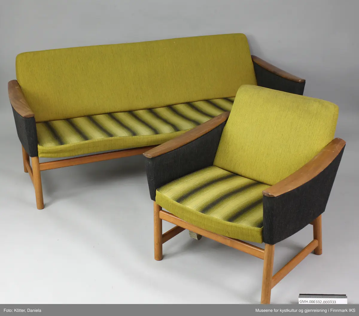 Sofaen er en treseter. Sitteflaten består av en ramme i tre. Den er på undersiden stivet av med to buede, grå lakkerte metallstenger. Polstringa holdes av gummireim som er flettet og festet til ramma. Polstringa består av skumgummi og er, på lik måte som gummireimene, svært uttørket og degradert. De er ikke lenger elastiske og smuldrer opp selv ved forsiktig berøring. Sofaen har fire runde bein. Bakbenene skrår utover. Beinene er forbundet med avrundede traverser. Armlenene er lukket og avsluttes øverst med organisk avrundede og buede trelister. Alle synlige treelementer er overtrukket med transparent lakk. Armlenene er trukket med mørkegrå, melert stoff, ryggen med grønn stoff og sitteflaten har et vertikalt stripemønster i grønn og grå. 