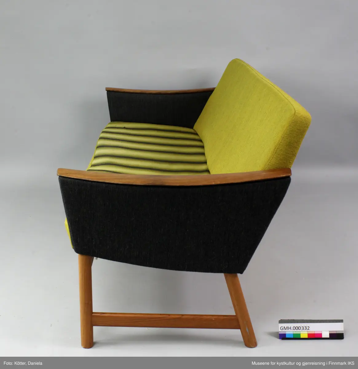 Sofaen er en treseter. Sitteflaten består av en ramme i tre. Den er på undersiden stivet av med to buede, grå lakkerte metallstenger. Polstringa holdes av gummireim som er flettet og festet til ramma. Polstringa består av skumgummi og er, på lik måte som gummireimene, svært uttørket og degradert. De er ikke lenger elastiske og smuldrer opp selv ved forsiktig berøring. Sofaen har fire runde bein. Bakbenene skrår utover. Beinene er forbundet med avrundede traverser. Armlenene er lukket og avsluttes øverst med organisk avrundede og buede trelister. Alle synlige treelementer er overtrukket med transparent lakk. Armlenene er trukket med mørkegrå, melert stoff, ryggen med grønn stoff og sitteflaten har et vertikalt stripemønster i grønn og grå. 