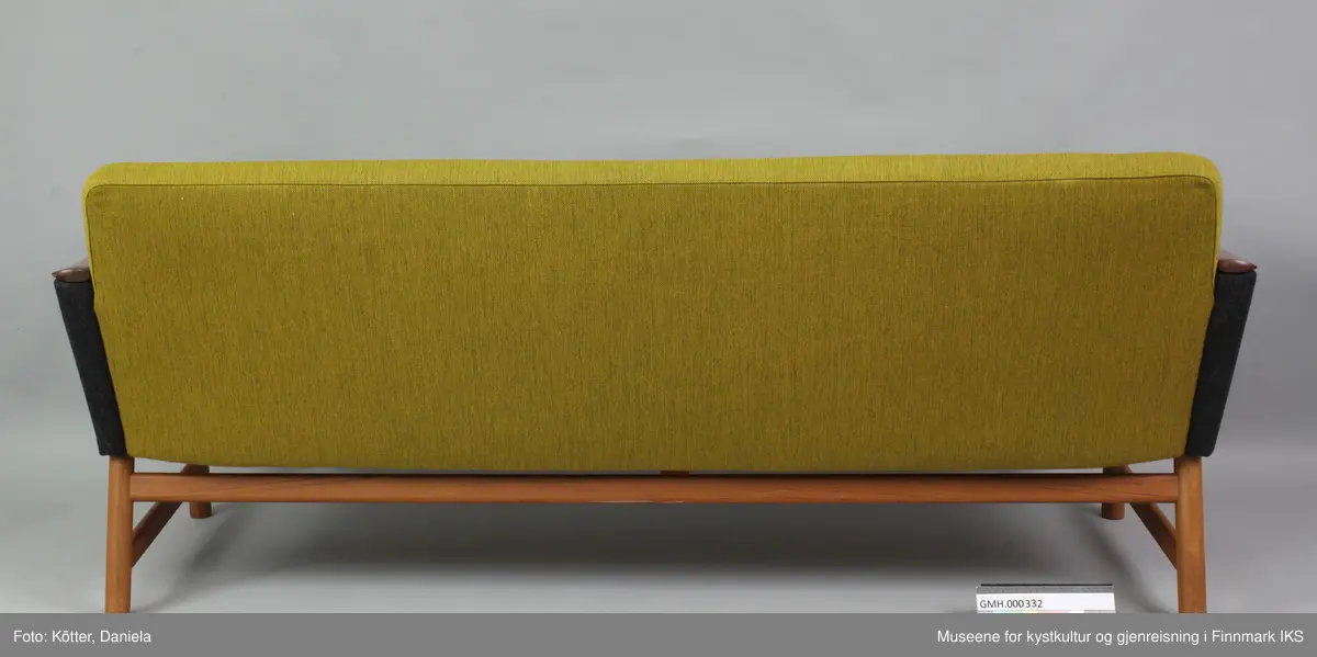 Sofaen er en treseter. Sitteflaten består av en ramme i tre. Den er på undersiden stivet av med to buede, grå lakkerte metallstenger. Polstringa holdes av gummireim som er flettet og festet til ramma. Polstringa består av skumgummi og er, på lik måte som gummireimene, svært uttørket og degradert. De er ikke lenger elastiske og smuldrer opp selv ved forsiktig berøring. Sofaen har fire runde bein. Bakbenene skrår utover. Beinene er forbundet med avrundede traverser. Armlenene er lukket og avsluttes øverst med organisk avrundede og buede trelister. Alle synlige treelementer er overtrukket med transparent lakk. Armlenene er trukket med mørkegrå, melert stoff, ryggen med grønn stoff og sitteflaten har et vertikalt stripemønster i grønn og grå. 