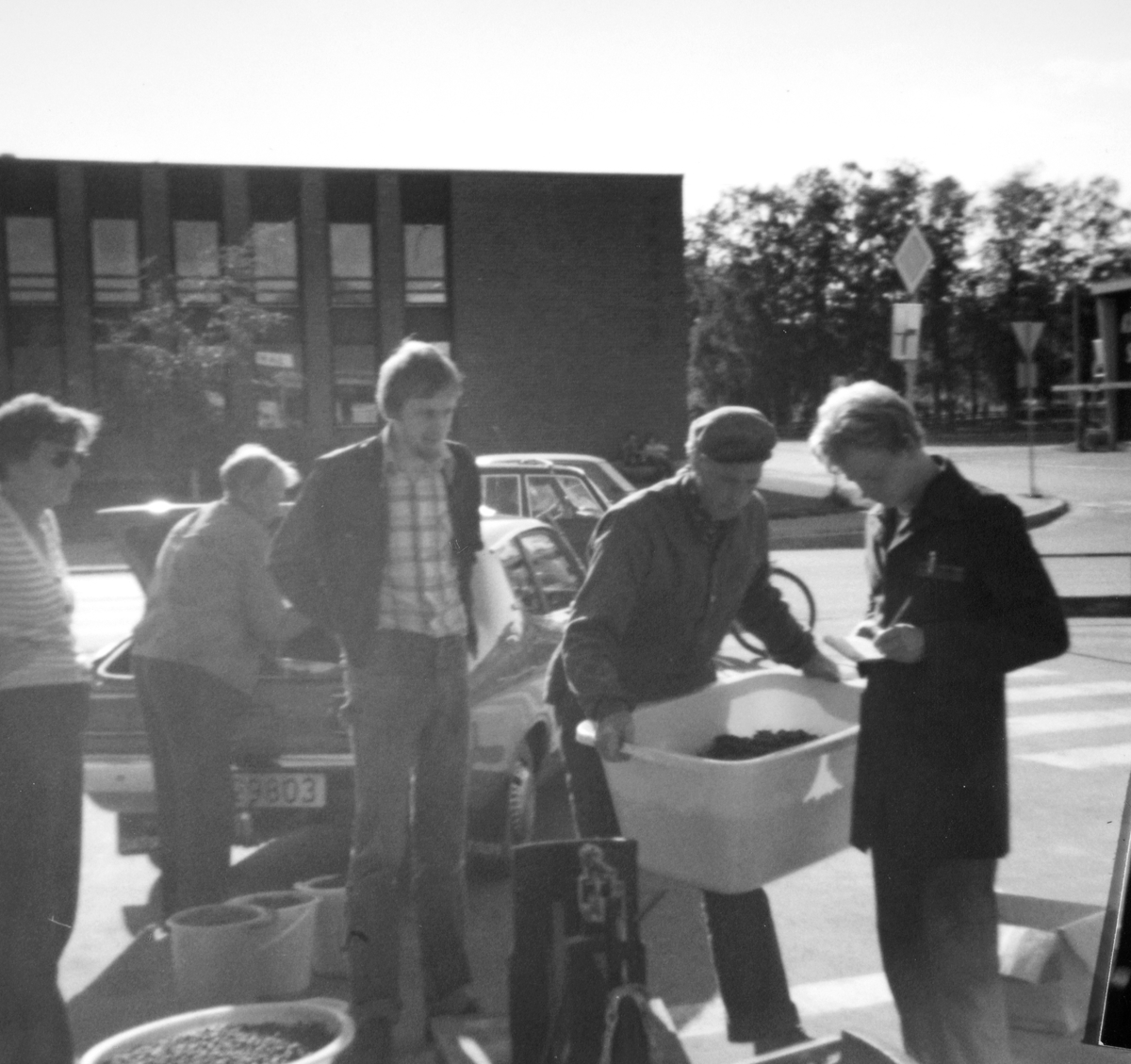 Stange Samvirkelag, innlevering, salg av bær. F.v. Anne M. Andersen, Einar Nilsen, Tor Andersen, Olav Smestad, Magne Andreassen.