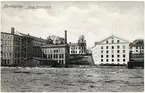 Vykort från tidigt 1900-tal som visar Drags textilfabriker i Norrköping. Längs till vänster ligger Nya fabrikshuset som uppfördes 1891 efter ritningar av arkitekt Karl Flodin. Byggnaden uppe på kullen är Inspektorbostaden som flyttades hit från Toresunda gård i Uppland på 1830-talet och till höger ses Ullmagasinet från 1872. Kort efter bildens tillkomst kommer det nya Kamgarnspinneriet, med tillhörande vattenkraftverk att anläggas och ge den vy vi känner från idag. Namnet Drag åsyftar att man här var tvungen att dra båtarna förbi forsarna i Strömmen. Vy mot nordväst.