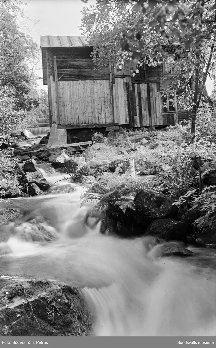 Vårflod i Kvarnån, Indal. Okänd byggnad.