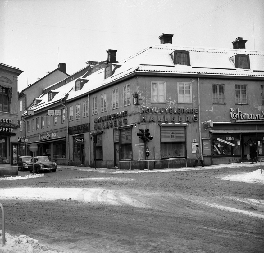 Korsningen Stora Gatan/Köpmangatan Västerås, med Hovjuvelerare Hallberg.