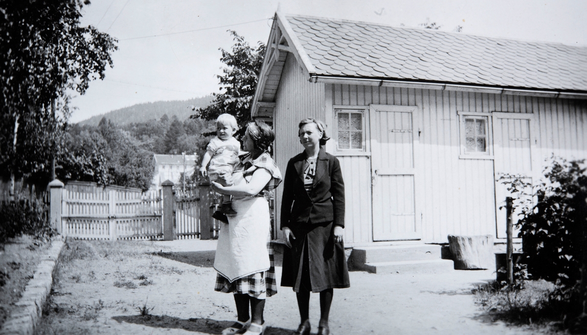 Egil Myhre f. 1939, Olaug Myhre, Tilla Myhre. Olaug og Tilla er fra Ottestad. Bildet er tatt i 1940 på Grefsen (?)