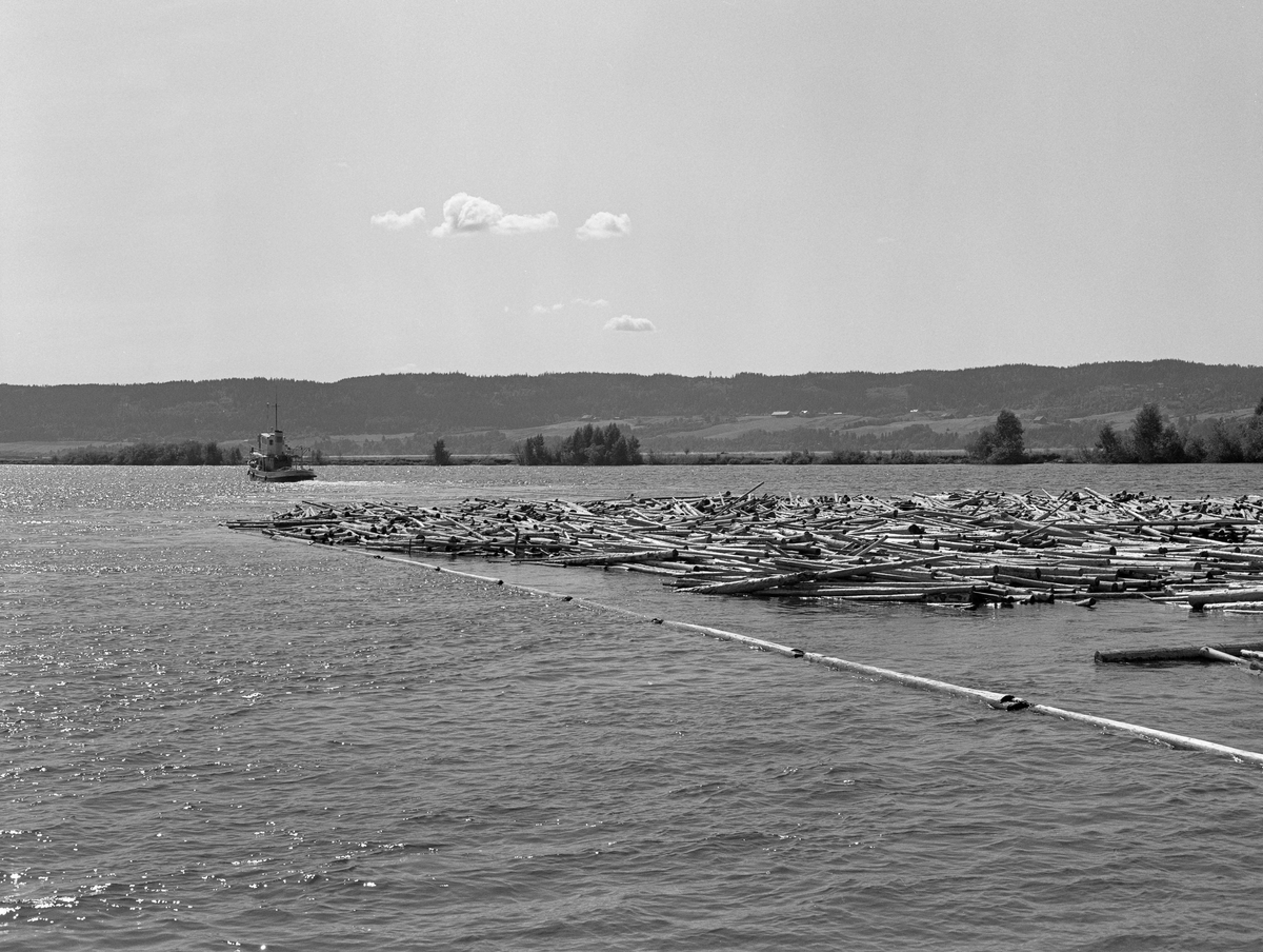 Mørkfos m/slep over Øyeren. 

Slepebåten Mørkfos er 72 fot lang, og var den største båten i sitt slag på Øyeren.  Den ble bygd ved Glommen mek. verksted i Fredrikstad i 1912.  Oppdragsgiver var Fredrikstad tømmerdireksjon, som på denne tida organiserte tømmerfløtinga i Glommavassdraget sør for Fetsund.  Fra 1920 ble organisasjonen kalt Nedre Glommen fellesfløtningsforening.  Tidlig i 1940-åra ble tømmerfløtingsorganisasjonene i den øvre og den nedre delen av vassdraget slått sammen i Glomma fellesfløtingsforening.  Denne organisasjonen opptrådte som rederi for Mørkfos og en rekke andre slepebåter inntil fløtinga i vassdraget ble avviklet i 1985.  Mørkfos var opprinnelig dampdrevet, men i 1953 ble dampmaskinen tatt ut og erstattet av en tresylindret dieselmaskin, en Wickmann-motor.  Dermed ble båtens navn endret fra «D/S Mørkfos» til «M/B Mørkfos».  For ledelsen i Glomma fellesfløtingsforening var det antakelig viktigere at en etter denne ombygginga kunne redusere størrelsen på mannskapet noe.  Opprinnelig hadde det vært sju faste om bord: Skipper, to maskinister, tre dekksgutter og kokke.  Etter ombygginga til dieseldrift hadde Mørkfos et mannskap på fire-fem.  Den opprinnelige Wickmann-motoren fra 1953 ble for øvrig erstattet av en MWM-maskin (fra Motoren-Werke-Mannheim i den tyske delstaten Baden-Würtemberg) i 1966.  Mørkfos ble brukt til å slepe tømmer over Øyeren fra lensene på Fetsund i nord til Sandstangen i sør.  Der ble slepene med «sopper» (bunter) løst opp, og stokkene fikk gå fritt et stykke videre nedover i vassdraget, der det skulle passere flere kraftverk i trange tømmerrenner før det på nytt ble lenset, sortert og slept videre nedover vassdraget. 

Etter at fløtinga i Glommavassdraget ble avviklet ble M/B Mørkfos liggende ubrukt ved Fetsund lenser, der den forfalt.  I 1994 startet en venneforening et betydelig restaureringsarbeid, som i 2004 ble belønnet med kulturvernprisen til Oslo/Akershus avdeling av Fortidsminneforeningen.  Båten drives av venneforeningen, som tilbyr sommerturer på Øyeren, med avganger fra lensemuseet på Fetsund.