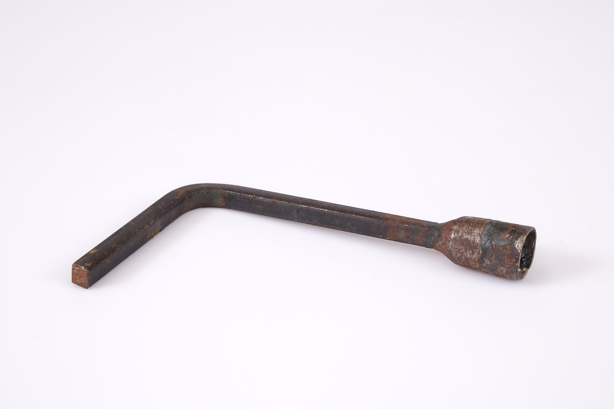 To korte lenker, en jernring, to rør. Rørene er såkalte "muffer". Jernringen er et midjejern. Nøkkelen til midjejernet medfølger.