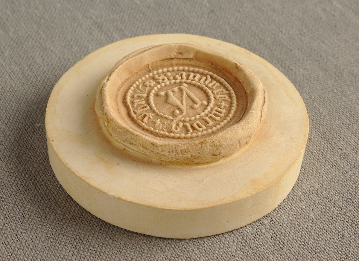 Försedd med inskriften: "S Andree Nicola pbri" kring ett "N". Inskriften inramad av pärlband.
På sigillets baksida finns spår efter handtag.

Avgjutning finns att se på bild 2.