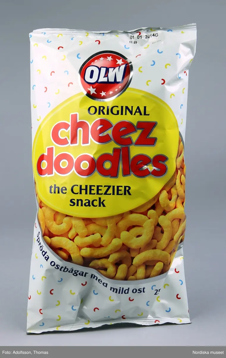 En vit/gul chipspåse av mjukplast som tillverkas för att innehålla 250 gram ostbågar. På framsidan sitter OLW:s logga i vitt och rött.  På påsens framsida står:
"ORIGINAL cheez doodles the CHEEZIER snack
Spröda ostbågar med mild ost
250 g"

Lena Kättström Höök 2014-01-10