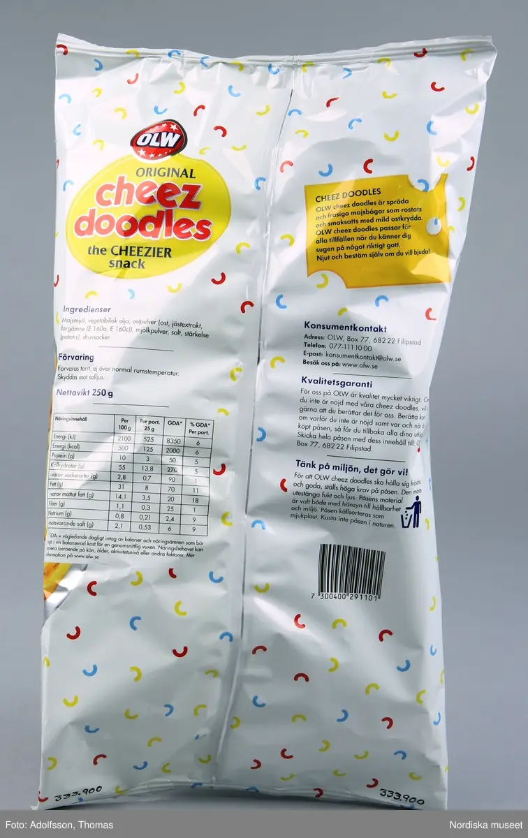 En vit/gul chipspåse av mjukplast som tillverkas för att innehålla 250 gram ostbågar. På framsidan sitter OLW:s logga i vitt och rött.  På påsens framsida står:
"ORIGINAL cheez doodles the CHEEZIER snack
Spröda ostbågar med mild ost
250 g"

Lena Kättström Höök 2014-01-10
