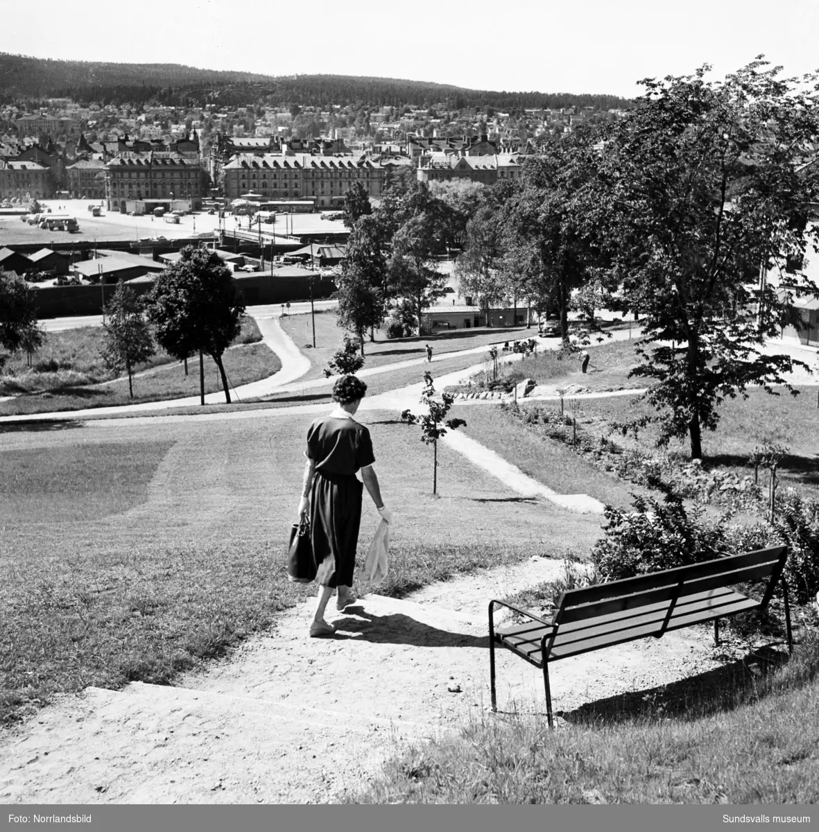 Vyer söderut mot staden och norrut mot Norrliden i den så kallade "Busbacken" vid Tivolivägen, Norrmalm.