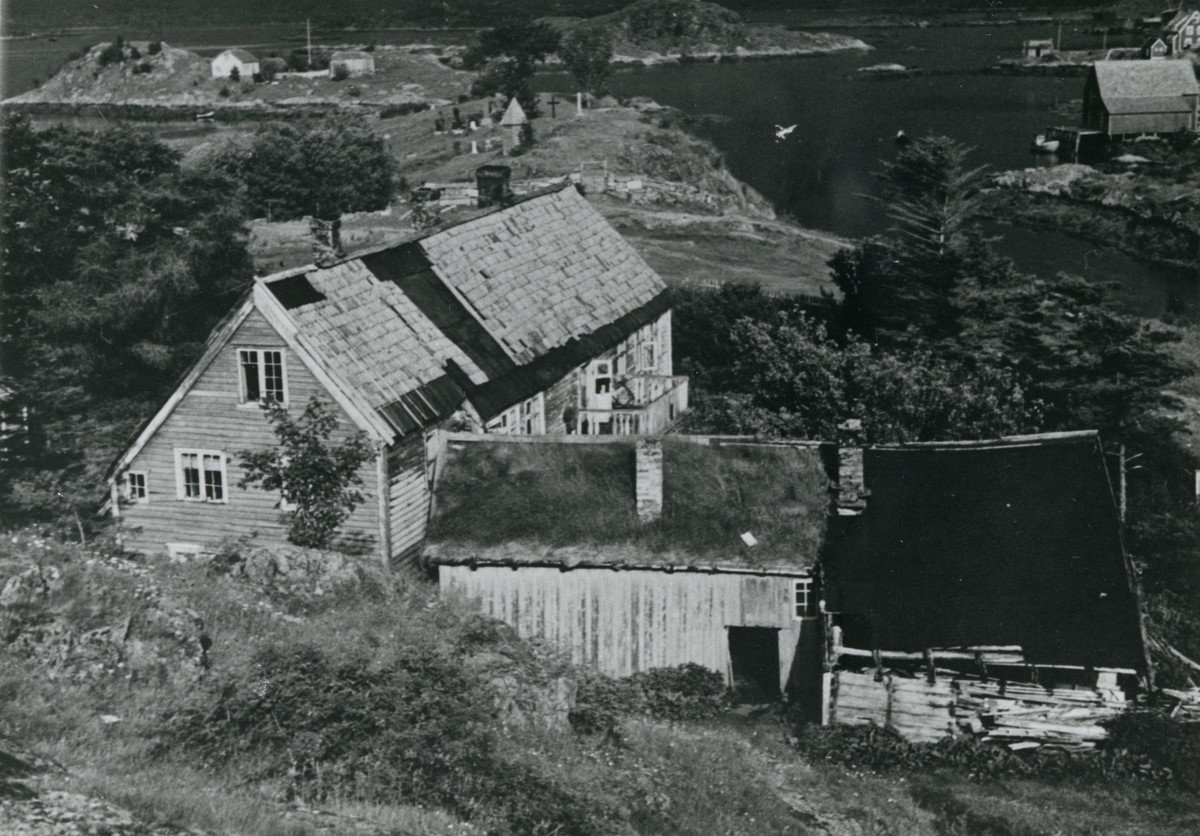 En serie eldre bilder av Herøy gard. Den har senere blitt renovert og er en del av Herøy Kystmuseum.