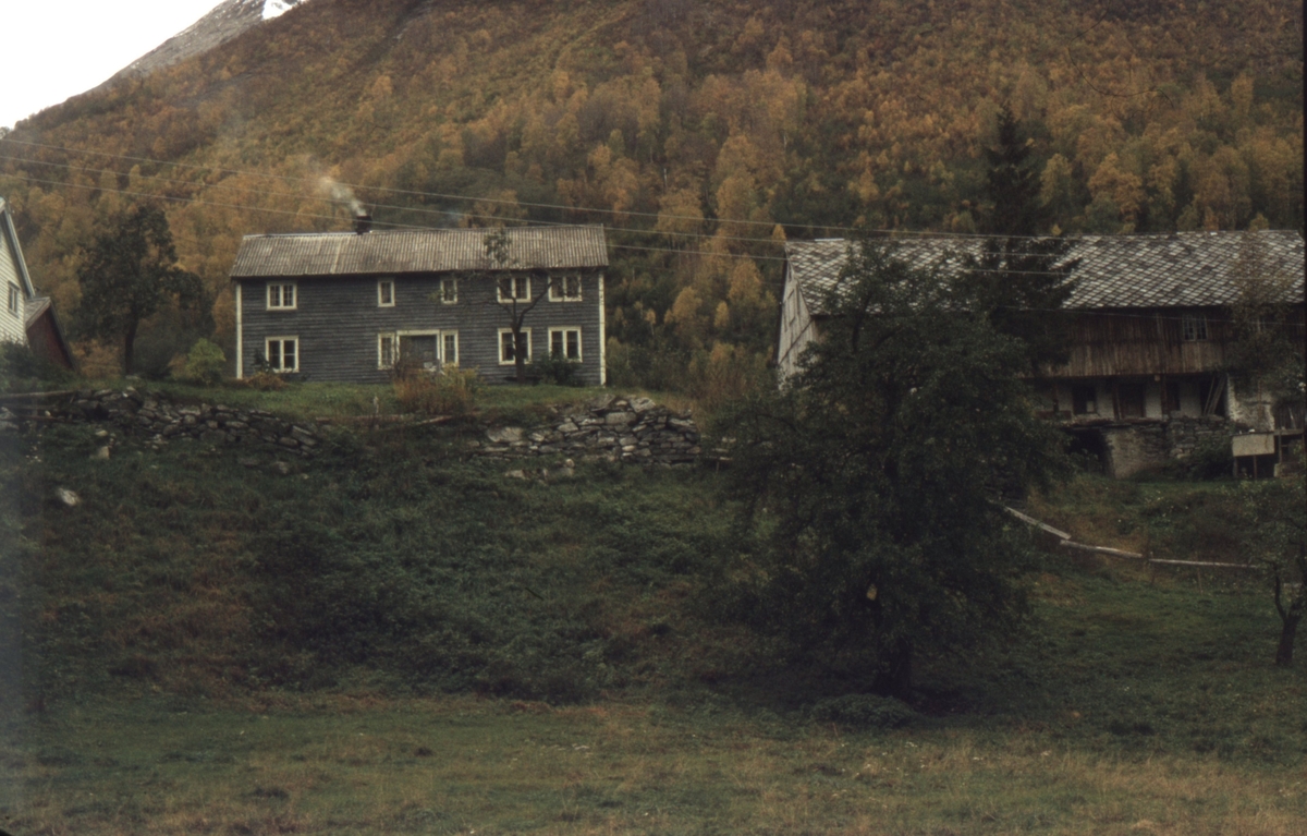 Dokumentasjonsbilde av et eldre gårdsbruk i Valldal, Norddal.