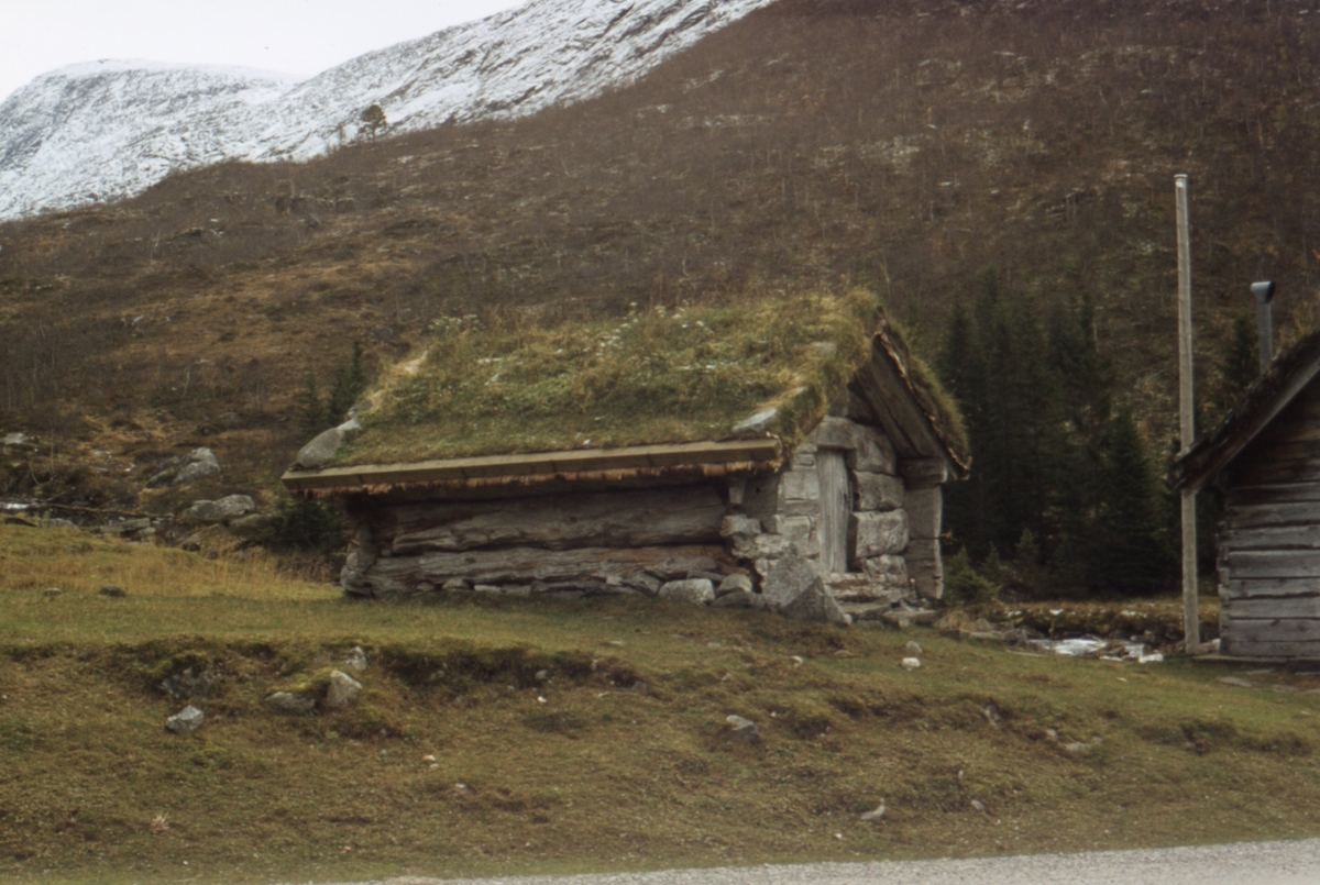 Dokumentasjonsbilder i serie av eldre bygninger i Valldal, Norddal.