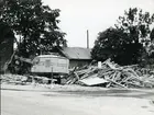 Västerås, Ängsgärdet.
Rivning av byggnaden i hörnet Pilgatan-Myggbogatan. Juni 1967.