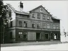 Västerås, Ängsgärdet.
Rivningshus i hörnet Pilgatan-Myggbogatan. Juni 1967.