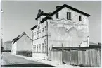 Västerås, Ängsgärdet, kv. Fogsvansen.
Rivningshus på Ängsgatan, c:a 1969.