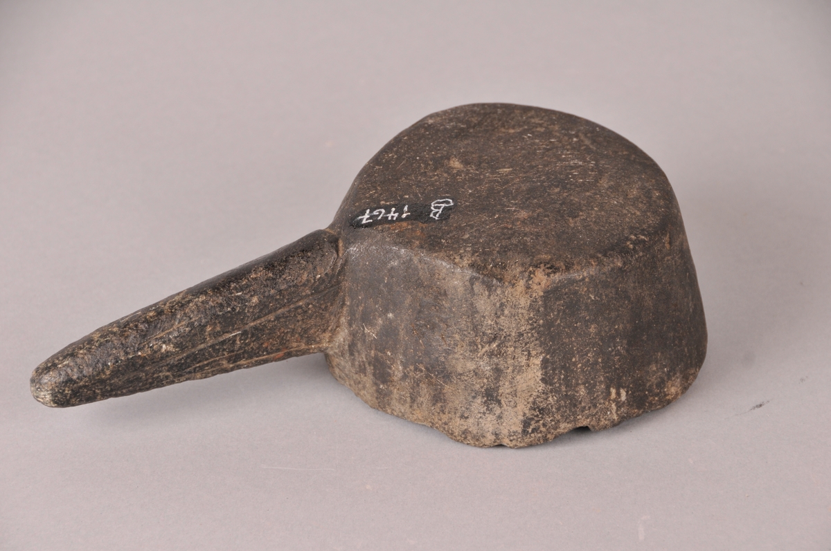 Har form som ei ause med handtak på sida. Gryta er vidast uppe og smalnar av ned mot botnen. Skaftet er 10 cm. langt og smalnar av uti enden. På øvre sida av skaftet er skore inn nokre meitar i fiskebeinmønster. På kanten av skaftet er innrita 1441. Gryta er noko broti og ujamn i kanten.