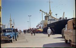 Hurtigruten "Nordstjernen" ved dampskipskaia i Harstad. Bile