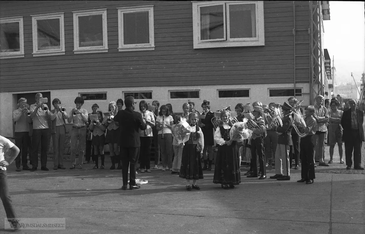 Kvam (og Sellanrå) skolemusikkorps.."Primo?? august 1970"."Serieseilas"."Brudlaup Eriksen" .Utenfor kåpefabrikken.