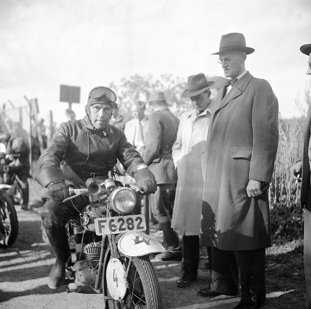 Motorcykeltävling på övningsfältet.